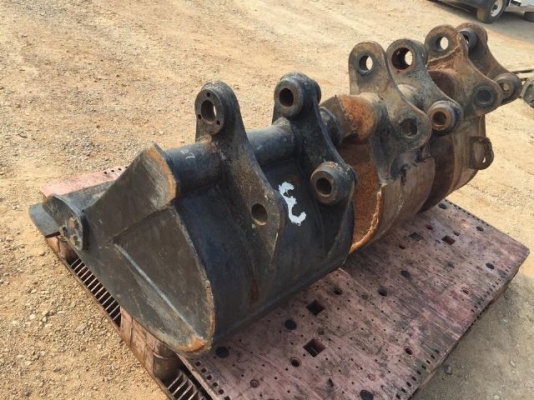 ขายบุ้งกี๋ ใช้กับ รถขุด KOMATSU PC30 นำเข้าจากญี่ปุ่น ติดต่อ 081-2990958/089-8368497 (เจ้าของขายเอง)