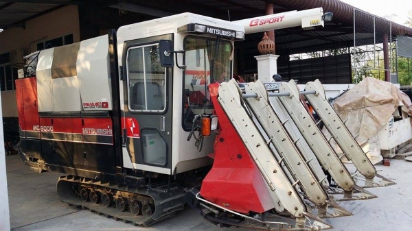 รถเกี่ยวข้าวพร้อมนวดข้าวในตัว แบบนั่งขับ เก่าญี่ปุ่น MITSUBISHI  รุ่น MC6000  สภาพสวย