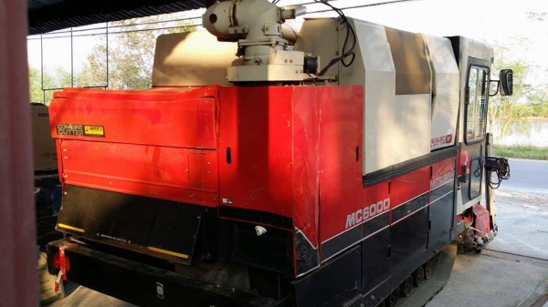 รถเกี่ยวข้าวพร้อมนวดข้าวในตัว แบบนั่งขับ เก่าญี่ปุ่น MITSUBISHI  รุ่น MC6000  สภาพสวย