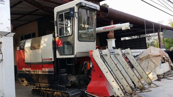 รถเกี่ยวข้าวพร้อมนวดข้าวในตัว แบบนั่งขับ เก่าญี่ปุ่น MITSUBISHI  รุ่น MC6000  สภาพสวย