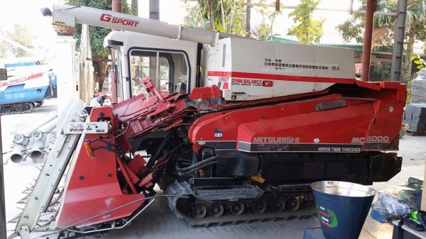 รถเกี่ยวข้าวพร้อมนวดข้าวในตัว แบบนั่งขับ เก่าญี่ปุ่น MITSUBISHI  รุ่น MC6000  สภาพสวย