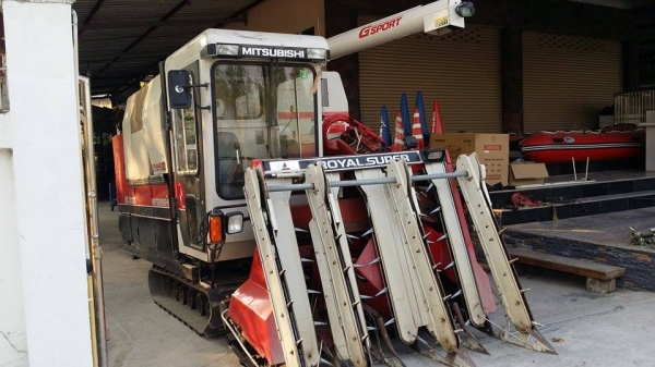 รถเกี่ยวข้าวพร้อมนวดข้าวในตัว แบบนั่งขับ เก่าญี่ปุ่น MITSUBISHI  รุ่น MC6000  สภาพสวย