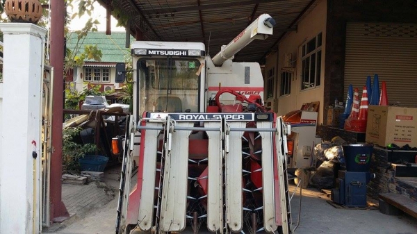 รถเกี่ยวข้าวพร้อมนวดข้าวในตัว แบบนั่งขับ เก่าญี่ปุ่น MITSUBISHI  รุ่น MC6000  สภาพสวย