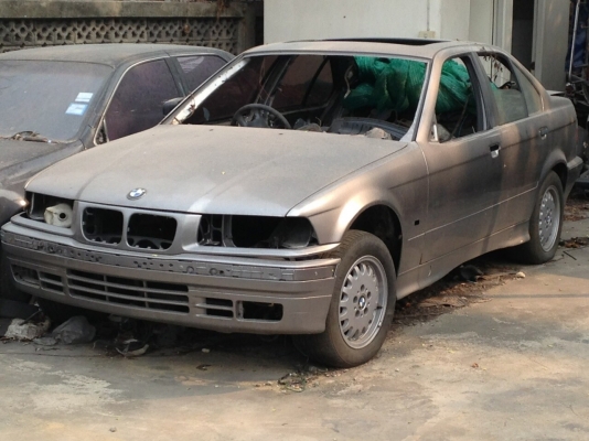ขายซากbmw 318i พร้อมเล่มทะเบียน สนใจสอบถามใด้086-3665299
