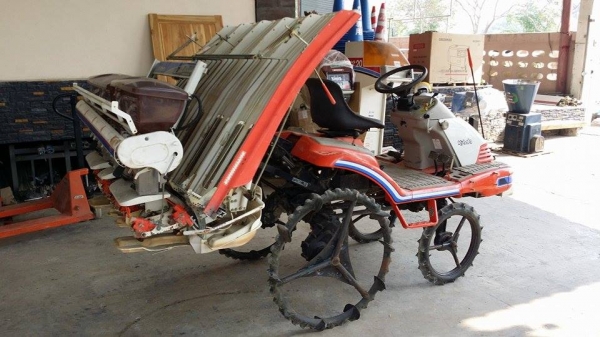 รถดำนั่งขับ KUBOTA รุ่น SPA5  เก่าญี่ปุ่น ดำนา5 แถว พร้อมกล่องหยอดปุ๋ยด้านท้าย สภาพสวย