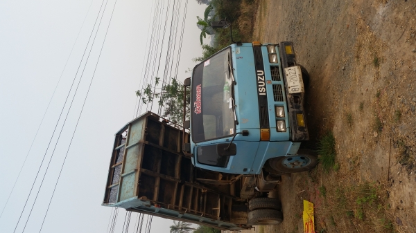 ขายรถ6ล้อดั้มisuzu nkr 58L 115แรงเฟืองท้ายFสนใจ080-6331098