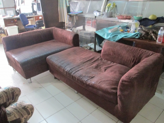 โซฟาเก่า  แข็งแรง  ใครชอบ  สนใจ   ไม่มีขาด  2 ตัว 1700บาท