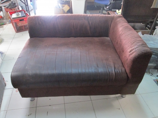 โซฟาเก่า  แข็งแรง  ใครชอบ  สนใจ   ไม่มีขาด  2 ตัว 1700บาท