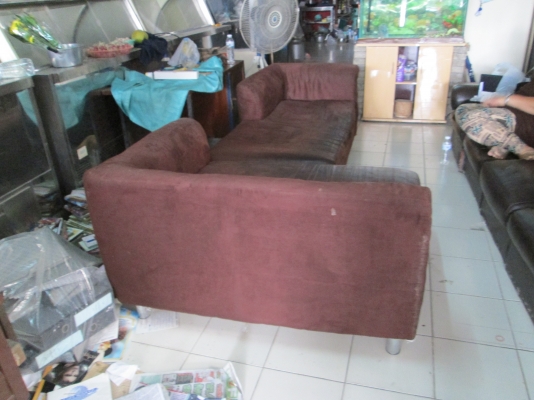 โซฟาเก่า  แข็งแรง  ใครชอบ  สนใจ   ไม่มีขาด  2 ตัว 1700บาท