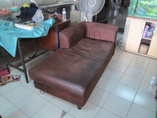 โซฟาเก่า  แข็งแรง  ใครชอบ  สนใจ   ไม่มีขาด  2 ตัว 1700บาท
