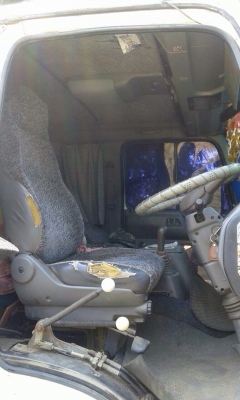 HINO FD 220 HP JO8C หกล้อดั๊มพ์ สมอเงิน กระบะดั๊มพ์เหล็ก 5 ตันความยาว 3.60 เมตรสภาพสวย เครื่องแห้งแรงดีไม่มีเยิ้ม ภายในเก๋งคอนโซลสวยครบ พวงมาลัยเพาเวอร์ แอร์เย็น ระบบเบรคทริ๊ปฟี้ครบครัน ช่วงล่างใหญ่คัชซีสวยไม่มีบวม ยาง 8.25 ขอบ 16 สภาพดี 70\% พร้อมบรรทุกพร