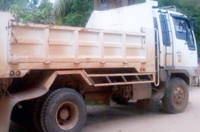 HINO FD 220 HP JO8C หกล้อดั๊มพ์ สมอเงิน กระบะดั๊มพ์เหล็ก 5 ตันความยาว 3.60 เมตรสภาพสวย เครื่องแห้งแรงดีไม่มีเยิ้ม ภายในเก๋งคอนโซลสวยครบ พวงมาลัยเพาเวอร์ แอร์เย็น ระบบเบรคทริ๊ปฟี้ครบครัน ช่วงล่างใหญ่คัชซีสวยไม่มีบวม ยาง 8.25 ขอบ 16 สภาพดี 70\% พร้อมบรรทุกพร