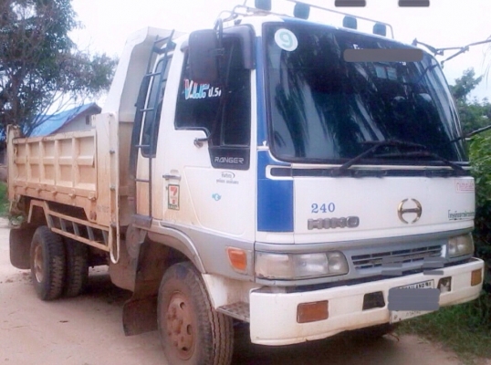 HINO FD 220 HP JO8C หกล้อดั๊มพ์ สมอเงิน กระบะดั๊มพ์เหล็ก 5 ตันความยาว 3.60 เมตรสภาพสวย เครื่องแห้งแรงดีไม่มีเยิ้ม ภายในเก๋งคอนโซลสวยครบ พวงมาลัยเพาเวอร์ แอร์เย็น ระบบเบรคทริ๊ปฟี้ครบครัน ช่วงล่างใหญ่คัชซีสวยไม่มีบวม ยาง 8.25 ขอบ 16 สภาพดี 70\% พร้อมบรรทุกพร