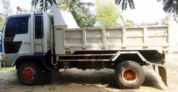 HINO FD 220 HP JO8C หกล้อดั๊มพ์ สมอเงิน กระบะดั๊มพ์เหล็ก 5 ตันความยาว 3.60 เมตรสภาพสวย เครื่องแห้งแรงดีไม่มีเยิ้ม ภายในเก๋งคอนโซลสวยครบ พวงมาลัยเพาเวอร์ แอร์เย็น ระบบเบรคทริ๊ปฟี้ครบครัน ช่วงล่างใหญ่คัชซีสวยไม่มีบวม ยาง 8.25 ขอบ 16 สภาพดี 70\% พร้อมบรรทุกพร