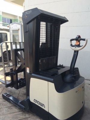 ราคามือ 1 450,000 !!! รถยก Stacker ไฟฟ้า แบรนด์ Crown จาก USA รับโหลด 1.59 ตัน ที่ความสูง 3.96 เมตร ราคามือ 1 450,000 !!! รถยก Stacker ไฟฟ้า แบรนด์ Crown จาก USA รับโหลด 1.59 ตัน ที่ความสูง 3.96 เมตร