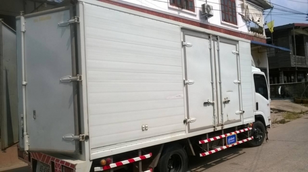 ขาย 6 ล้อ NPR 150 ปี 55 สภาพใหม่ป้ายแดง คัสซีสวยตลอดเส้น เครื่องแห้งไม่เคยแกะ วิ่งแค่ 48,900 กม. เท่านั้น ภายในสวย แอร์เย็น ยางเรเดียลเต็มทั้ง 7 เส้นครับ