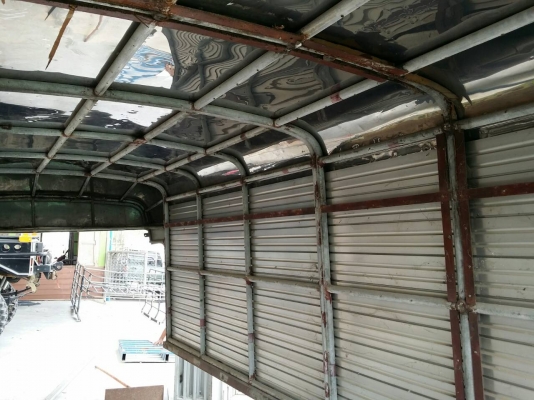 หลังคารถหกล้อกลาง