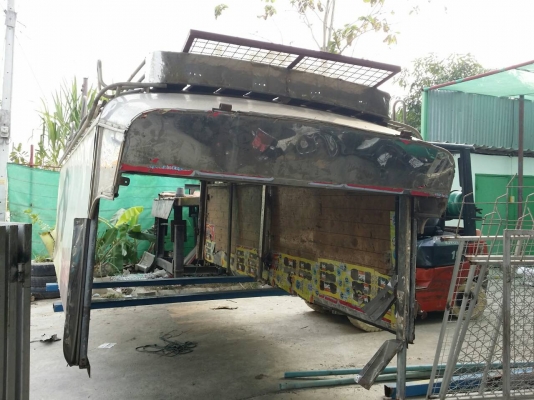 หลังคารถหกล้อกลาง