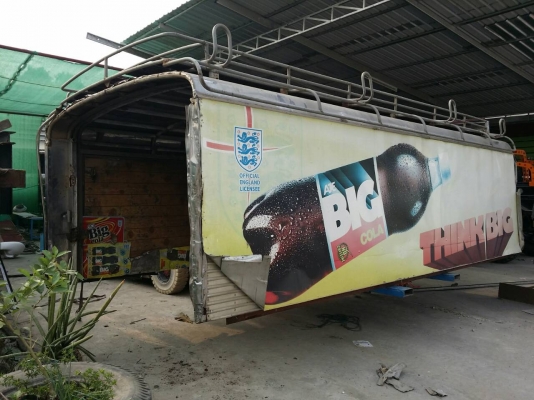 หลังคารถหกล้อกลาง