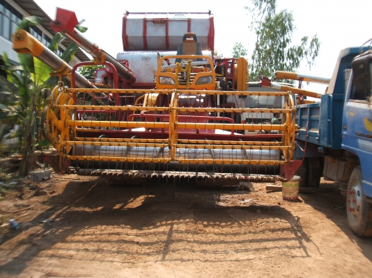 ขายรถเกี่่ยวข้าวศักดิ์พัฒนา อุ้ม 2.5 ตัน เครื่องยนต์อีซูซุ 210 แรงม้า ตัวเดิน 12HT ปั้มไดกิ๊นส์