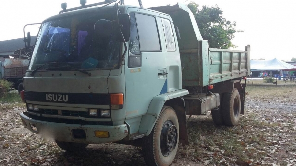 รถอีซูซุ 6 ล้อดั้ม FTR 32F - R  195 แรงม้า. ปี 39   สนใจติดต่อ 081 - 6079515