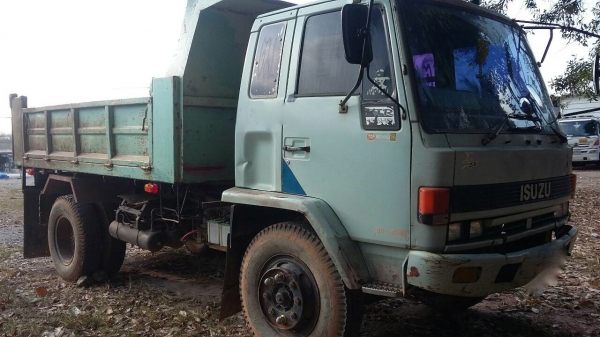รถอีซูซุ 6 ล้อดั้ม FTR 32F - R  195 แรงม้า. ปี 39   สนใจติดต่อ 081 - 6079515