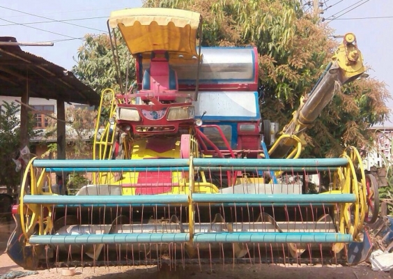 ขายด่วน รถเกี่ยว+เทรลเลอร์หัวยาว รถเกี่ยวข้าวเกษตรพัฒนา ไอ้หนุ่มไวไฟ ขายคู่กันกับรถหัวยาวเทรลเลอร์หางพับไฮดรอลิกส์ เครื่องยนต์ 175 แรง 6BG1 สภาพดีสวยทั้งคู่พร้อมใช้งานได้เลยครับ รถเกี่ยวเครื่อง 210 HP 6HH1 ปั๊มไดกิ้น 22 ช่วงล่าง 10HT  รถเทรลเลอร์เอกสารเล่