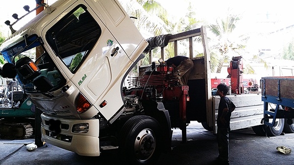 พัชรภัทร เซอร์วิส  รับซ่อมรถบรรทุก 4-10 ล้อ นอกสถานที่