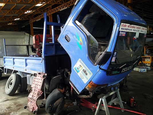 พัชรภัทร เซอร์วิส  รับซ่อมรถบรรทุก 4-10 ล้อ นอกสถานที่