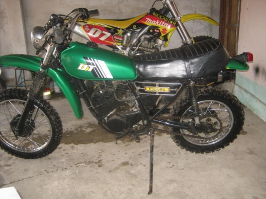 ขาย DT 100 ราคา 10,000 บาท สีเขียว ล้อหน้า 17 นิ้ว  ล้อหลัง 14 นิ้ว  NO Book  ติดต่อโทร 089-6291500