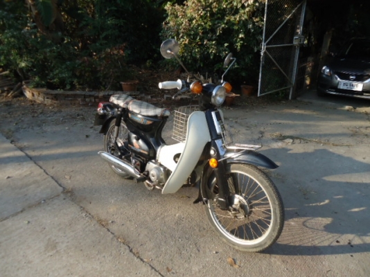 ขาย HONDA C70 สภาพดี วิ่งทางไกลได้ครับเคยวื่งไปกลับ เชียงใหม่ ลำปาง เป็นประจำมาแล้วครับ (ไม่มีปัญหาครับ สบายๆ ชิวๆ) เพราะเป็นเครื่อง HONDA CUSTOM มีเล่มทะเบียนแท้ (ต่อภาษีได้ตลอดครับ) ขายราคา 13,000.-