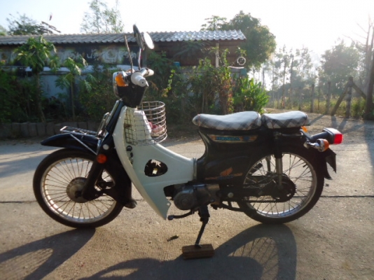 ขาย HONDA C70 สภาพดี วิ่งทางไกลได้ครับเคยวื่งไปกลับ เชียงใหม่ ลำปาง เป็นประจำมาแล้วครับ (ไม่มีปัญหาครับ สบายๆ ชิวๆ) เพราะเป็นเครื่อง HONDA CUSTOM มีเล่มทะเบียนแท้ (ต่อภาษีได้ตลอดครับ) ขายราคา 13,000.-