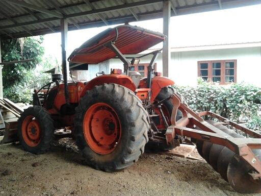 KUBOTA M7040 - 2 เพลา ทำงาน 1,600 ชม. สภาพดีมากใช้งานน้อย เครื่องดีไม่มีเยิ้ม อุปกรณ์ครบพร้อม มีใบดันหน้า ผานพรวนดิน 6 ช่วงล่างแน่นดี ระบบไฮดรอลิกส์ไม่มีแตกไม่มีรั่วซึ่ม ยางสภาพดีพร้อมทำงานได้เลย เอกสารเล่มทะเบียนครบพร้อม ราคาต่อรองได้ครับ KUBOTA M7040 - 2 เพลา ทำงาน 1,600 ชม. สภาพดีมากใช้งานน้อย เครื่องดีไม่มีเยิ้ม อุปกรณ์ครบพร้อม มีใบดันหน้า ผานพรวนดิน 6 ช่วงล่างแน่นดี ระบบไฮดรอลิกส์ไม่มีแตกไม่มีรั่วซึ่ม ยางสภาพดีพร้อมทำงานได้เลย เอกสารเล่มทะเบียนครบพร้อม ราคาต่อรองได้ครับ