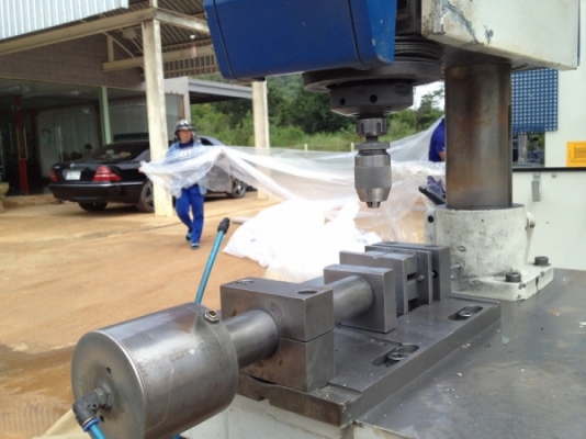 ขายเครื่องเจาะ ออโต้ พร้อมราง ทำงานไว ดี ใช้งานได้ปกติ จากเยอรมัน...