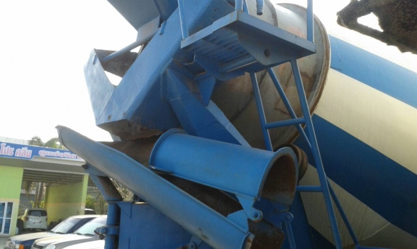 รถโม่ปูน สองคัน ยินดีแยกขาย