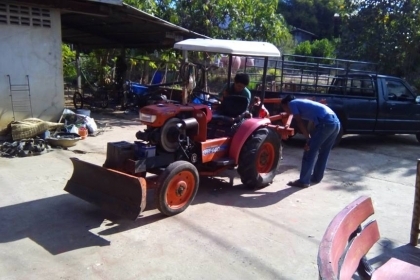 รถไถนาเครืองอารที140ผานสาม  ดันหน้าทำงานปกติ