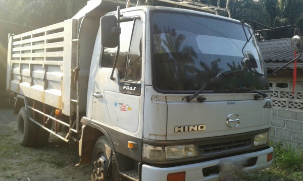 รถฮีโน่ 6 ล้อดั้ม FC4J  145 แรงม้า.  ปี 47   สนใจติดต่อ  081 - 6079515