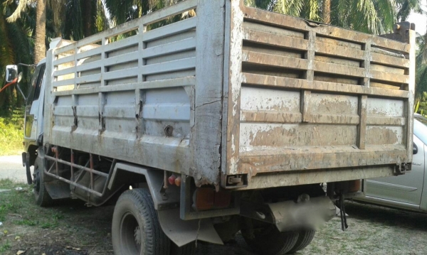 รถฮีโน่ 6 ล้อดั้ม FC4J  145 แรงม้า.  ปี 47   สนใจติดต่อ  081 - 6079515