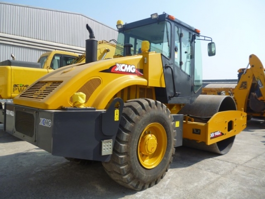 ขายด่วนรถบดสั่นสะเทือนพร้อมเปลือกหนามหุ้มเรียบ 14 ตัน