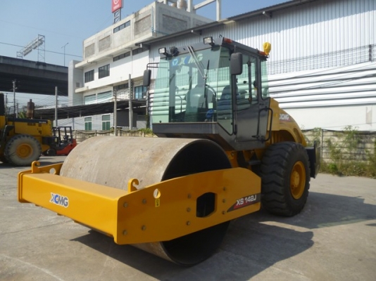 ขายด่วนรถบดสั่นสะเทือนพร้อมเปลือกหนามหุ้มเรียบ 14 ตัน