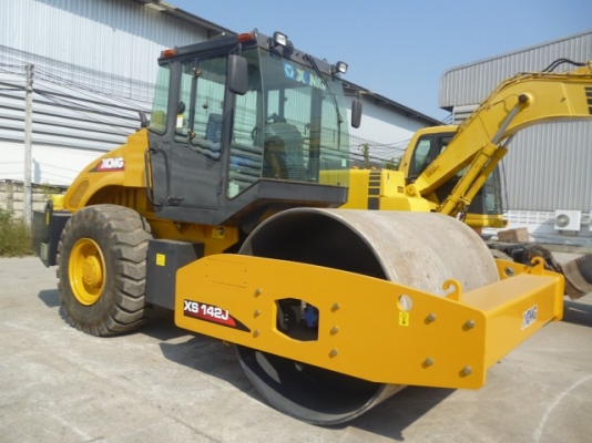 ขายด่วนรถบดสั่นสะเทือนพร้อมเปลือกหนามหุ้มเรียบ 14 ตัน