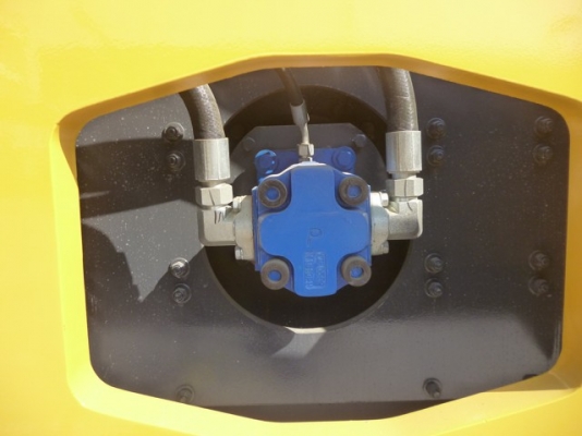 ขายด่วนรถบดสั่นสะเทือนพร้อมเปลือกหนามหุ้มเรียบ 14 ตัน