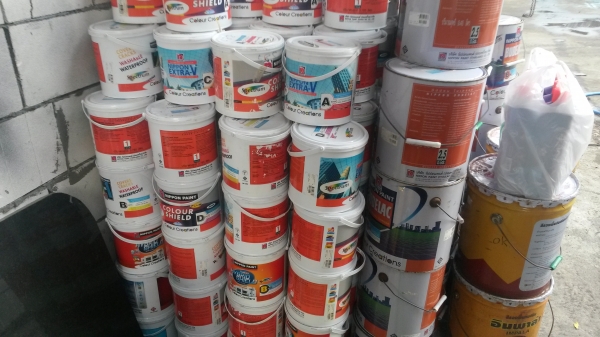 ขายสีน้ำมันสีขาว-สีน้ำพลาสติกขาว แกลอนล่ะ120 บาท สีน้ำมัน300 บาท ต่อถังครับ