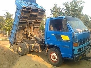 ISUZU NKR 100 HP 4BC2 หกล้อดั๊มพ์ กระบะดั๊มพ์เหล็กความยาว 3.20 เมตรบรรทุกได้ 3-4 คิว รถสวยสภาพดีมากพร้อมใช้งานได้เลย เครื่องแห้งแรงดี หัวเก๋งสวยไม่มีผุภายในเก๋งคอนโซลครบพร้อม เครื่องเสียงชุดใหญ่ทำมา 45000 บาทแถมให้ไปเลยครับ ช่วงล่างคานหน้าเฟืองท้ายเดิมๆ 5