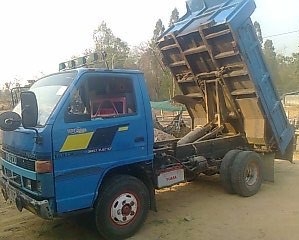 ISUZU NKR 100 HP 4BC2 หกล้อดั๊มพ์ กระบะดั๊มพ์เหล็กความยาว 3.20 เมตรบรรทุกได้ 3-4 คิว รถสวยสภาพดีมากพร้อมใช้งานได้เลย เครื่องแห้งแรงดี หัวเก๋งสวยไม่มีผุภายในเก๋งคอนโซลครบพร้อม เครื่องเสียงชุดใหญ่ทำมา 45000 บาทแถมให้ไปเลยครับ ช่วงล่างคานหน้าเฟืองท้ายเดิมๆ 5