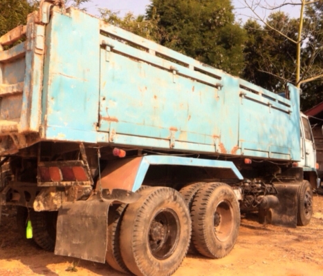 ISUZU ROCKY FVZ 195 HP 6HE1 สิบล้อดั๊มพ์ 2 เพลา กระบะดั๊มพ์เหล็กฝาข้างแผ่นเรียบดั๊มพ์พระลานสภาพดีไม่มีผุกร่อน พร้อมบรรทุกหนักได้เลย เครื่องแรงดีไม่มีเยิ้ม ภายในเก๋งคอนโซลครบพร้อม พวงมาลัยเพาเวอร์ ระบบเบรคทริ๊ปฟี้ ช่วงล่างแน่นคัชซีไม่มีแตกไม่มีบวม ยางสภาพด