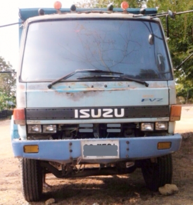 ISUZU ROCKY FVZ 195 HP 6HE1 สิบล้อดั๊มพ์ 2 เพลา กระบะดั๊มพ์เหล็กฝาข้างแผ่นเรียบดั๊มพ์พระลานสภาพดีไม่มีผุกร่อน พร้อมบรรทุกหนักได้เลย เครื่องแรงดีไม่มีเยิ้ม ภายในเก๋งคอนโซลครบพร้อม พวงมาลัยเพาเวอร์ ระบบเบรคทริ๊ปฟี้ ช่วงล่างแน่นคัชซีไม่มีแตกไม่มีบวม ยางสภาพด
