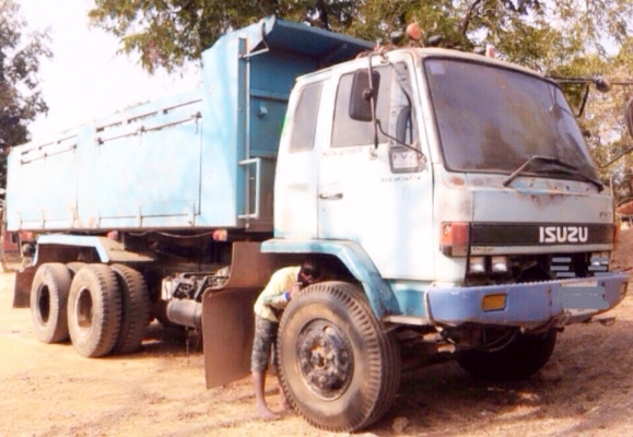 ISUZU ROCKY FVZ 195 HP 6HE1 สิบล้อดั๊มพ์ 2 เพลา กระบะดั๊มพ์เหล็กฝาข้างแผ่นเรียบดั๊มพ์พระลานสภาพดีไม่มีผุกร่อน พร้อมบรรทุกหนักได้เลย เครื่องแรงดีไม่มีเยิ้ม ภายในเก๋งคอนโซลครบพร้อม พวงมาลัยเพาเวอร์ ระบบเบรคทริ๊ปฟี้ ช่วงล่างแน่นคัชซีไม่มีแตกไม่มีบวม ยางสภาพด