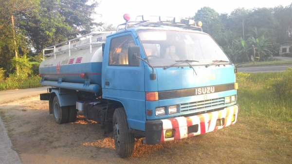 6ล้อบรรทุกน้ำมัน NKR 110แรงม้า รถคัทซีสวย เครื่องแน่นดี เล่มพร้อม ราคาคุยได้ 087-2976734 095-0403929