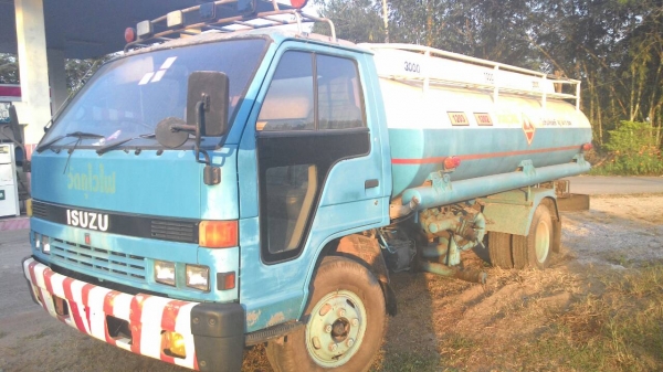 6ล้อบรรทุกน้ำมัน NKR 110แรงม้า รถคัทซีสวย เครื่องแน่นดี เล่มพร้อม ราคาคุยได้ 087-2976734 095-0403929